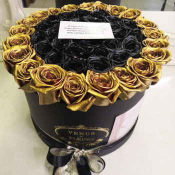 31 черная роза с золотой окантовкой