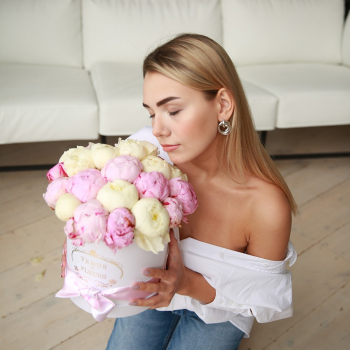 31 бело-розовый пион в коробке 31 бело-розовый пион в коробке