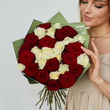 25 красно-белых роз в букете 25 красно-белых роз в букете