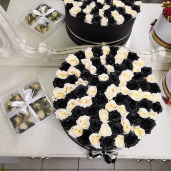 101 черно-белая роза в коробке