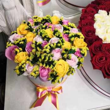 Розы со статицей в коробке - 25 шт.