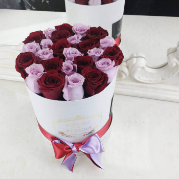 15 красно-фиолетовых роз в коробке