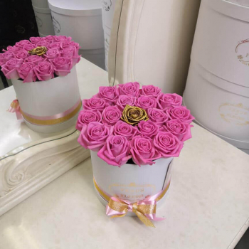 15 розовых роз с золотой в коробке