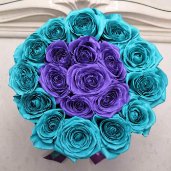 15 фиолетовых роз с бирюзовой окантовкой
