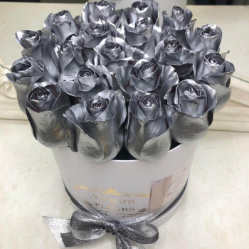 15 серебряных роз в коробке