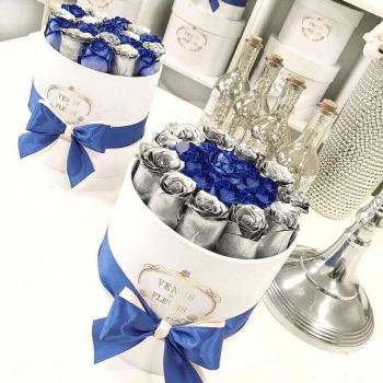15 синих роз с серебряной окантовкой