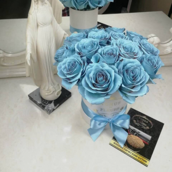 11 голубых роз в коробке