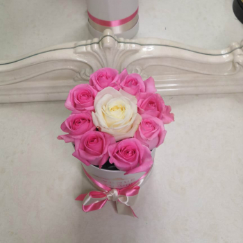 11 розовых роз в коробке