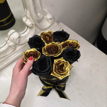 11 черно-золотых роз в коробке