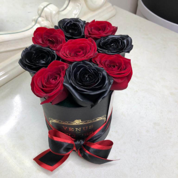 11 черно-красных роз в коробке