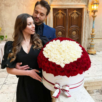 251 красная роза с белым сердцем 251 красная роза с белым сердцем