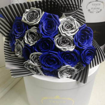 15 сине-серебряных роз в букете