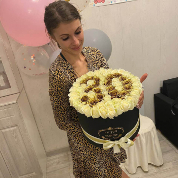 51 белая роза с золотой датой