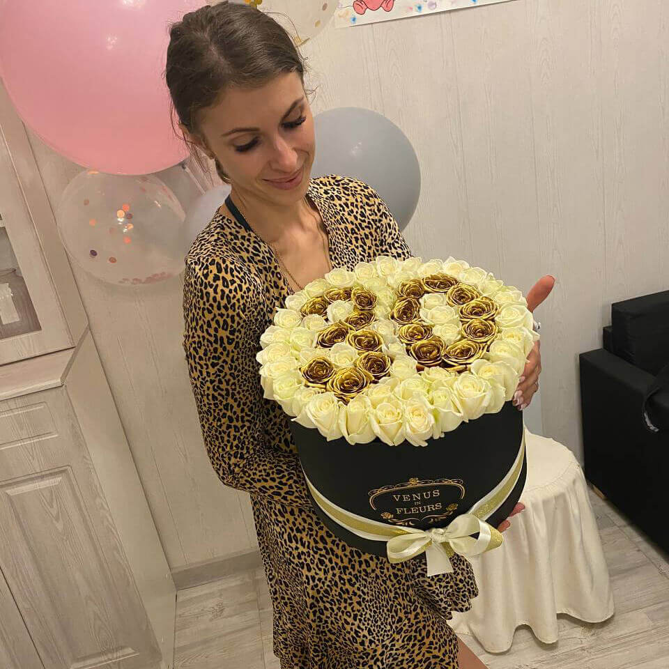 51 белая роза с золотой датой