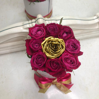 11 малиновых роз в коробке 11 малиновых роз в коробке