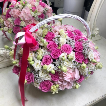 Гортензии с розами в корзине от 51 шт. Гортензии с розами в корзине от 51 шт.