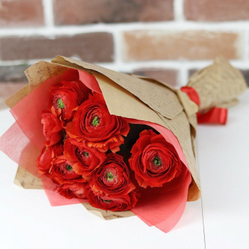 9 красных ранункулюсов