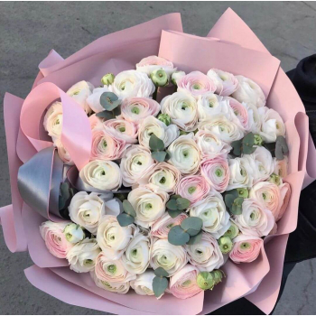 51 белый ранункулюс в букете