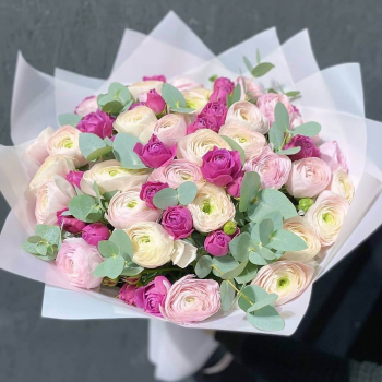 51 нежно-розовый ранункулюс в букете