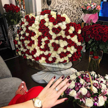 501 красно-белая розы в букете - 80 см.