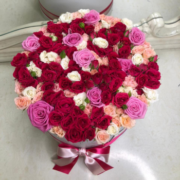 Кустовые розы с красными от 29 шт.
