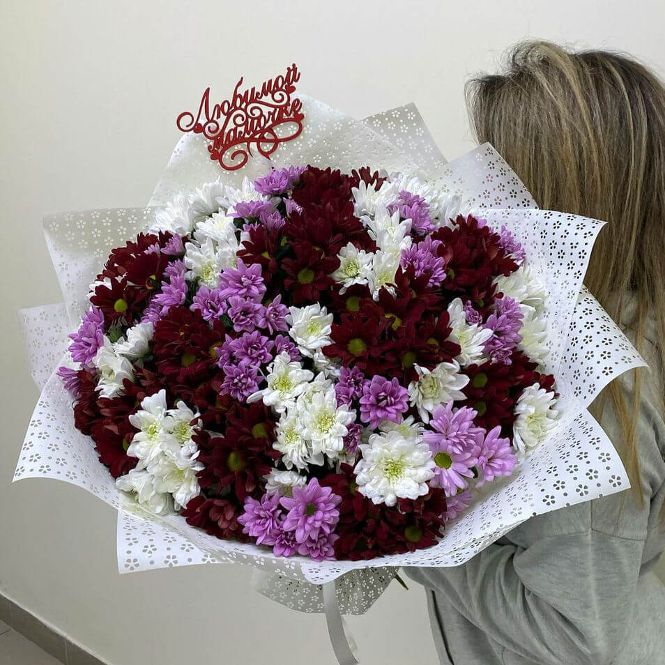 41 фиолетово-бордовая кустовая хризантема в букете