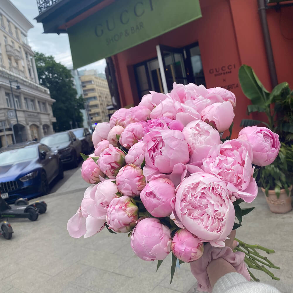 19 нежно-розовых пионов в букете