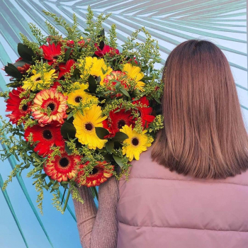 19 красно-желтых гербер 19 красно-желтых гербер