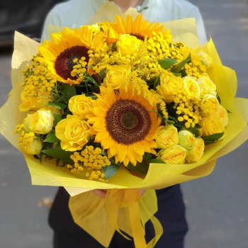 Подсолнухи с розами в букете - 29 шт.