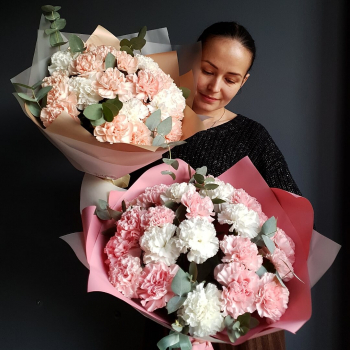 41 гвоздика с эвкалиптом в букете