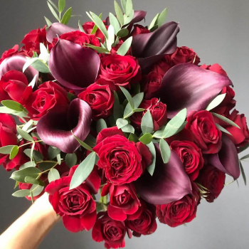 Каллы с розами в букете -  31 шт.