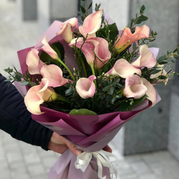 15 нежных калл с зеленью в букете