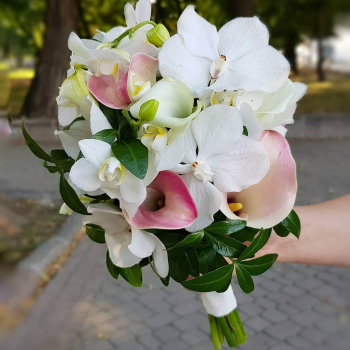 Букет из калл и орхидей - 17 шт.