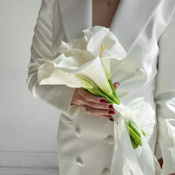 9 белых калл в букете