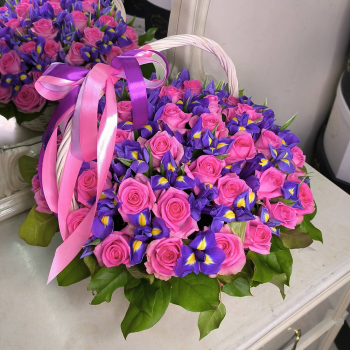 Розы с ирисами в корзине - 89 шт. Розы с ирисами в корзине - 89 шт.