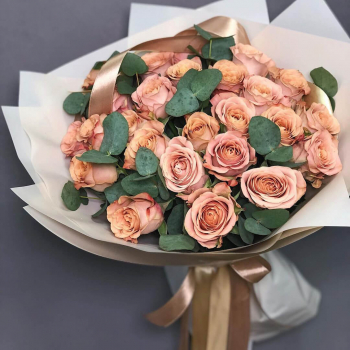 29 кофейных роз с эвкалиптом