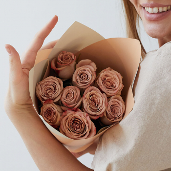 11 кофейных роз в букете