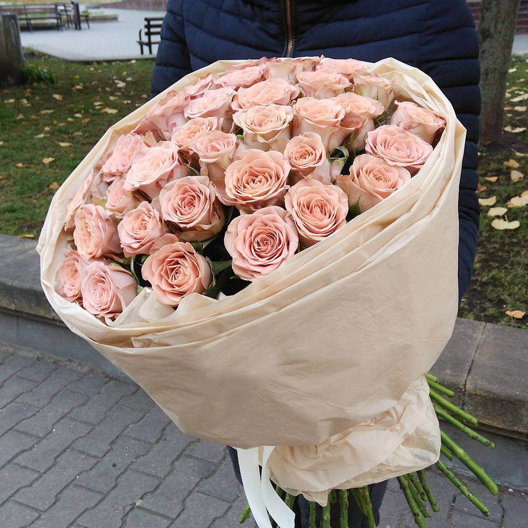 41 кофейная роза в букете