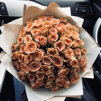 81 кофейная роза в букете