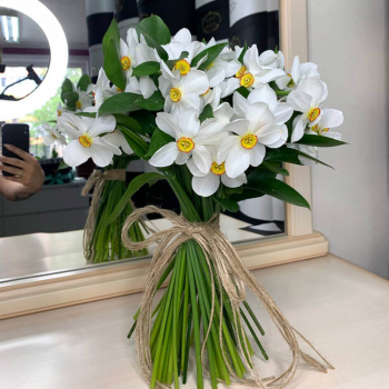 51 бело-желтый нарцисс в букете