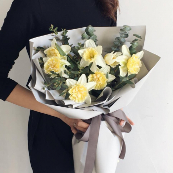Букет из нарциссов и эвкалипта - 9 шт.