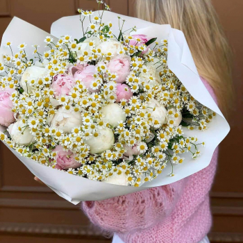 Пионы с ромашками в букете - 45 шт. Пионы с ромашками в букете - 45 шт.