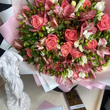 Розовые розы с фрезиями - 75 шт.