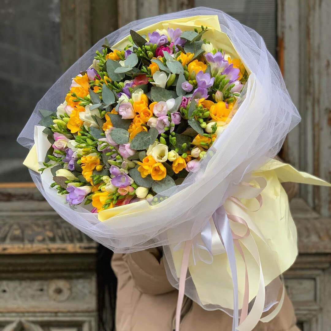 101 фрезия с эвкалиптом в букете