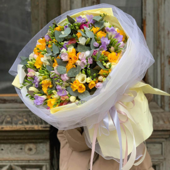 101 фрезия с эвкалиптом в букете