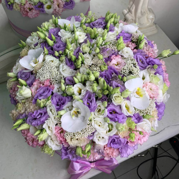 Эустома с орхидеями в коробке - 55 шт. Эустома с орхидеями в коробке - 55 шт.