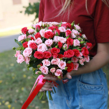 29 красно-розовых кустовых роз