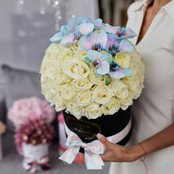 Белые розы с орхидеями от 51 шт.