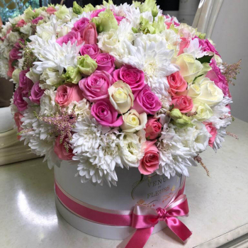 Розы с хризантемами в коробке от 41 шт.