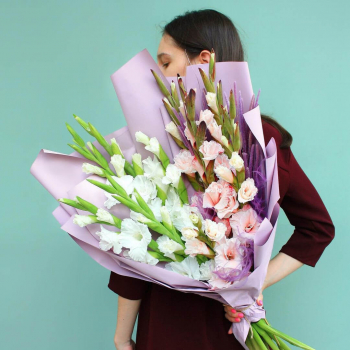 19 гладиолусов с сухоцветом 19 гладиолусов с сухоцветом